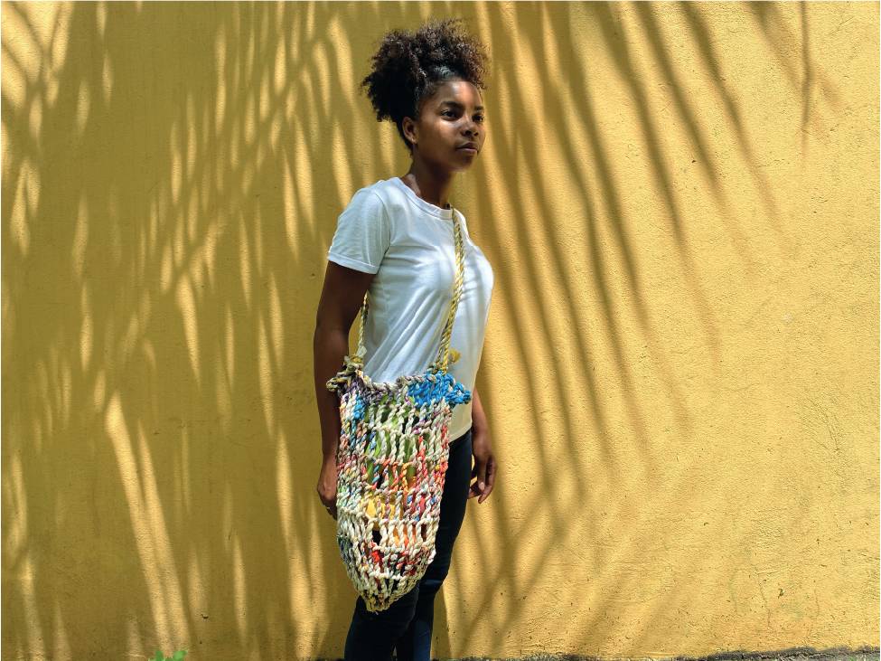 Artesanía hecha con plástico en Isla Fuerte.