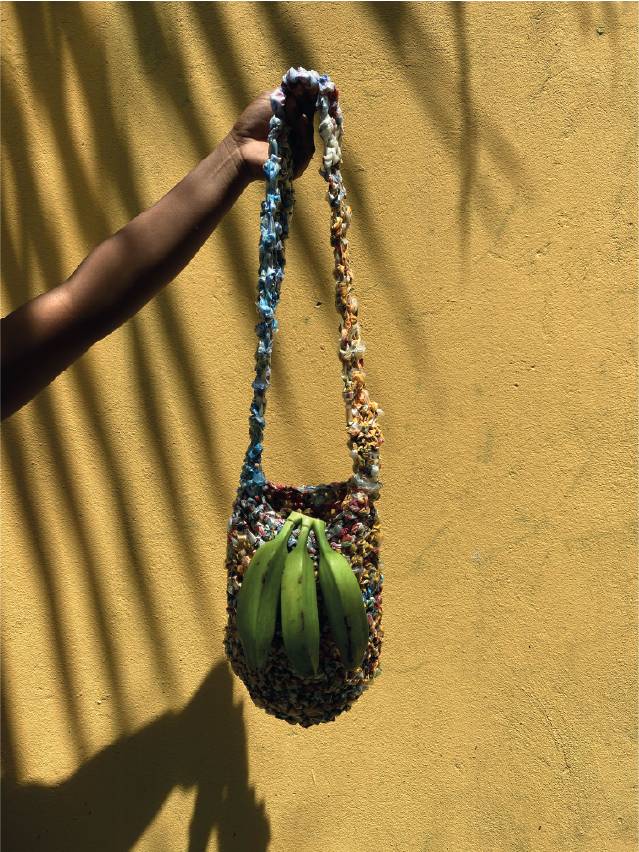 Artesania hecha con plástico en Isla Fuerte.